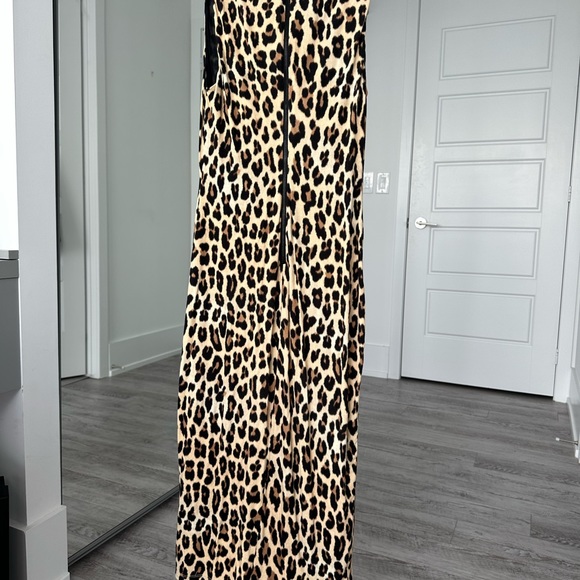 Alice + Olivia DELORA SLEEVELESS LEOPARD MOCK-NECK DRESS IN TEXTURED LEOPARD - Picture 9 of 12
